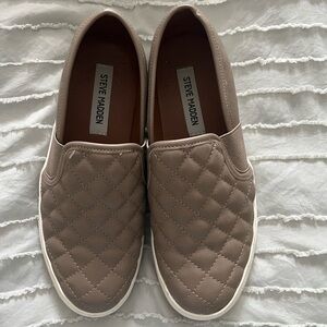 WOMENS SIZE 7.5 STEVE MADDEN SHOES. selling for $10 !